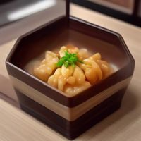 主编林默的肖像，戴眼镜，正在审阅最新电影资源列表